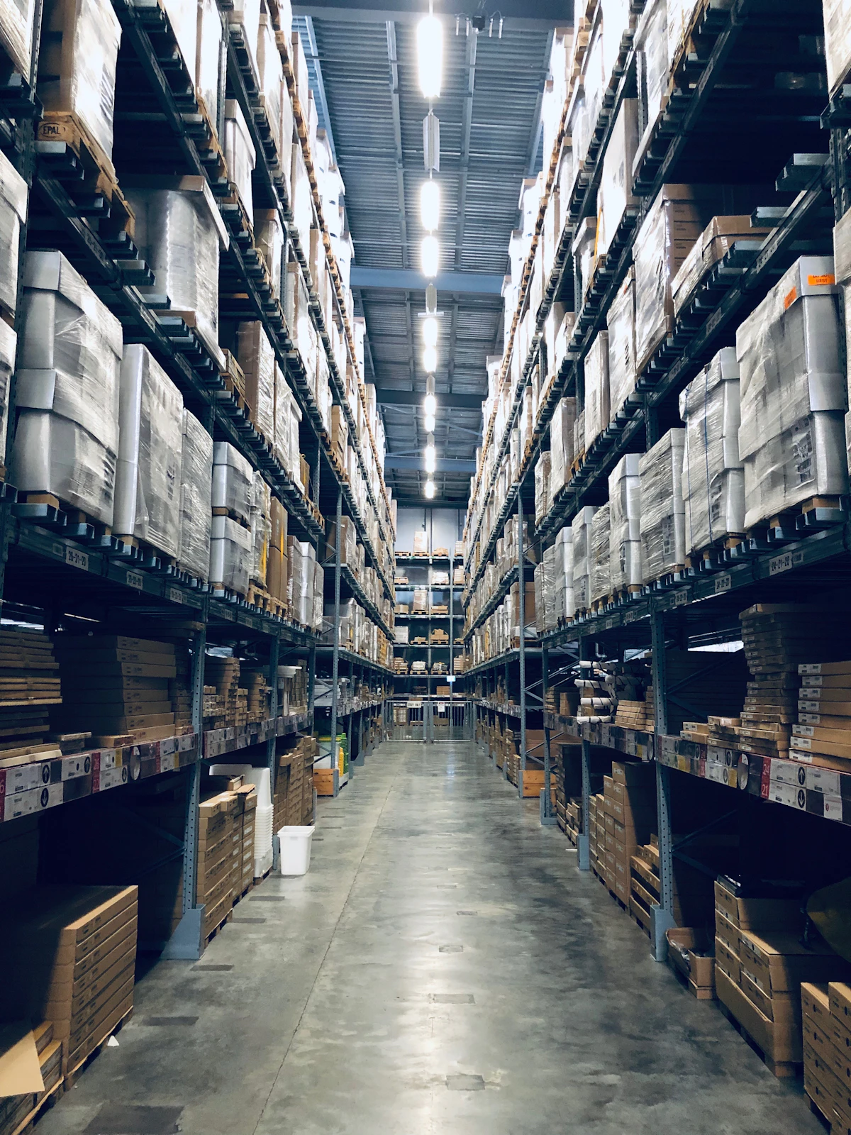 Reponedor colocando productos en las estanterías de una tienda