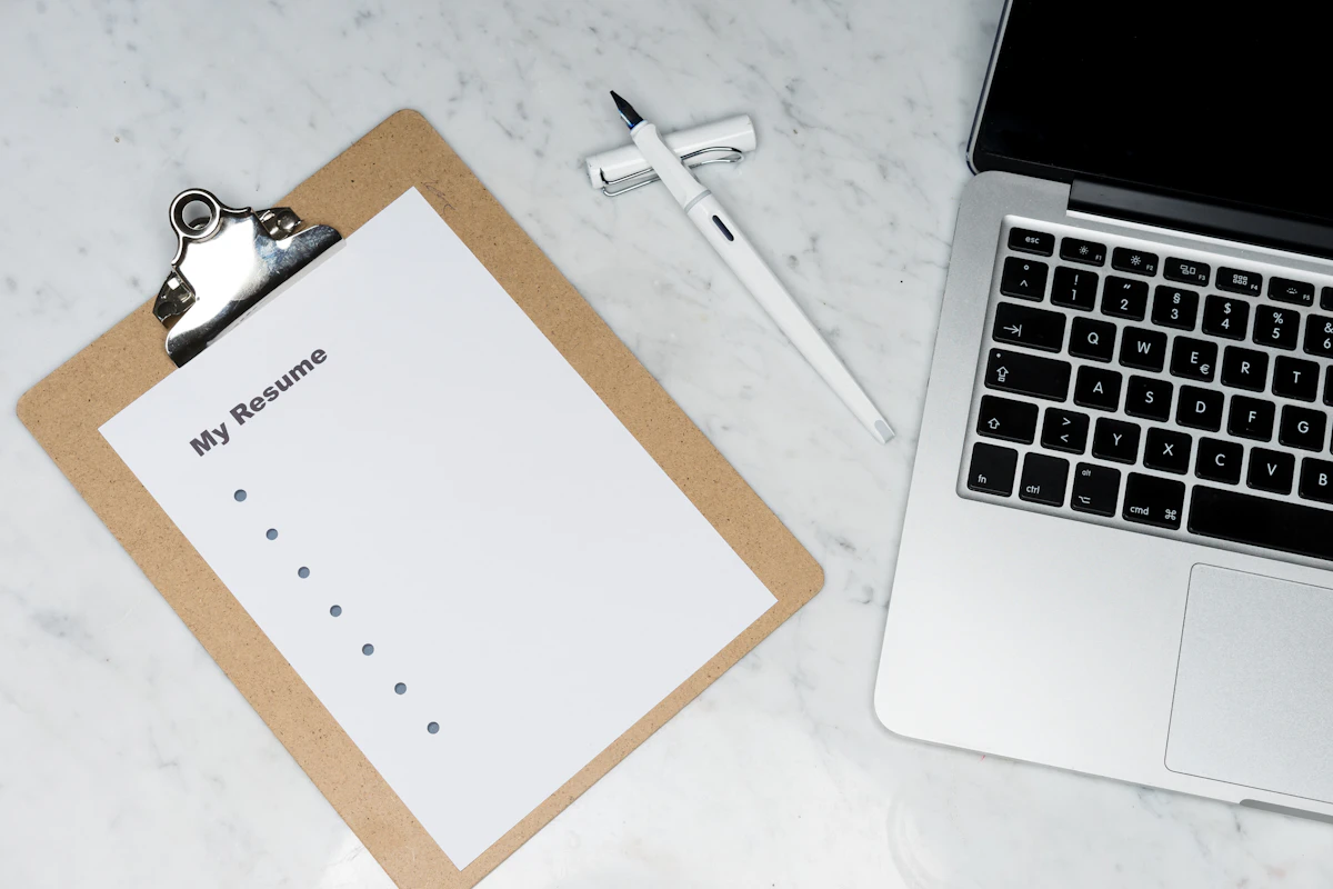 Materiales de formación y certificados profesionales sobre una mesa